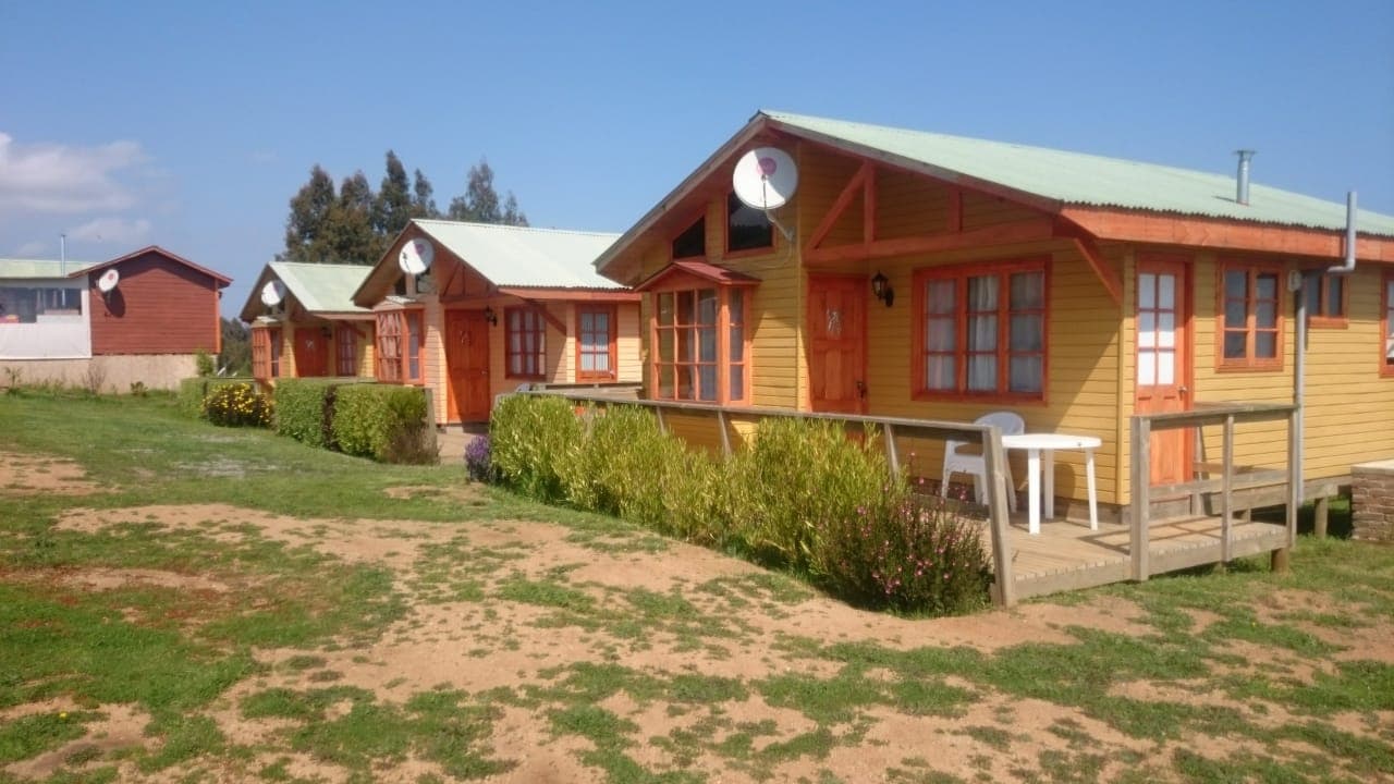 Fila de cabañas de madera en Soelafquen